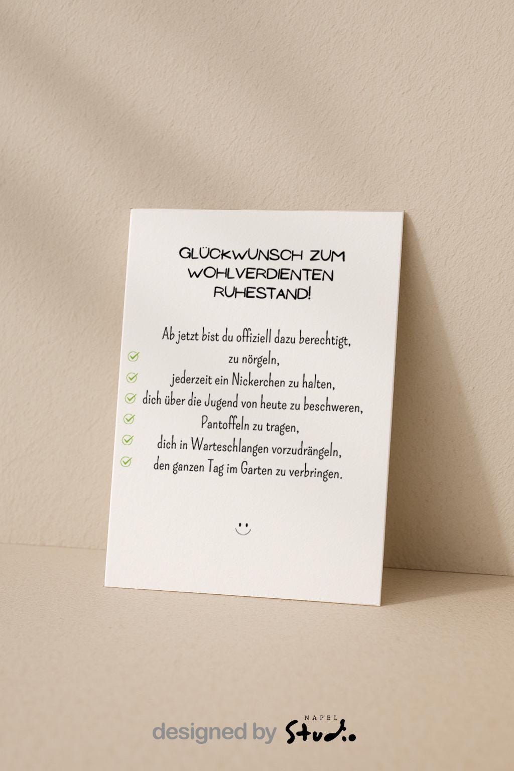 Weiße Abschiedskarte mit humorvollem Text „Glückwunsch zum wohlverdienten Ruhestand“ und einer witzigen Checkliste über Nörgeln, Nickerchen und Gartenzeit. Kleine grüne Häkchen neben jedem Punkt. Minimalistisches, helles Design, Karte liegt auf braunem Umschlag. Perfekt für Kollegen oder Mitarbeiter zum Ruhestand.