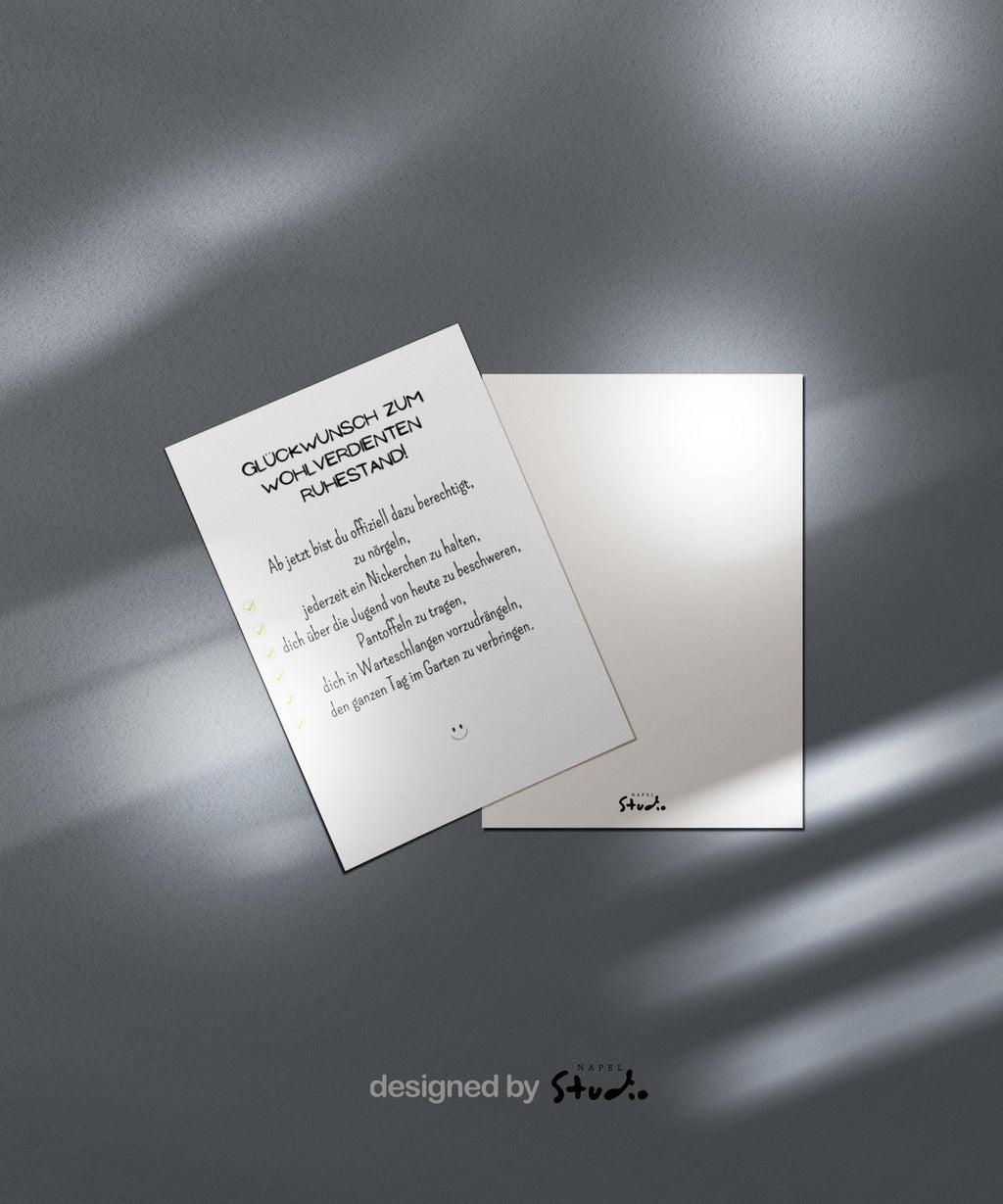 Weiße Abschiedskarte mit humorvollem Text „Glückwunsch zum wohlverdienten Ruhestand“ und einer witzigen Checkliste über Nörgeln, Nickerchen und Gartenzeit. Kleine grüne Häkchen neben jedem Punkt. Minimalistisches, helles Design, Karte liegt auf braunem Umschlag. Perfekt für Kollegen oder Mitarbeiter zum Ruhestand.