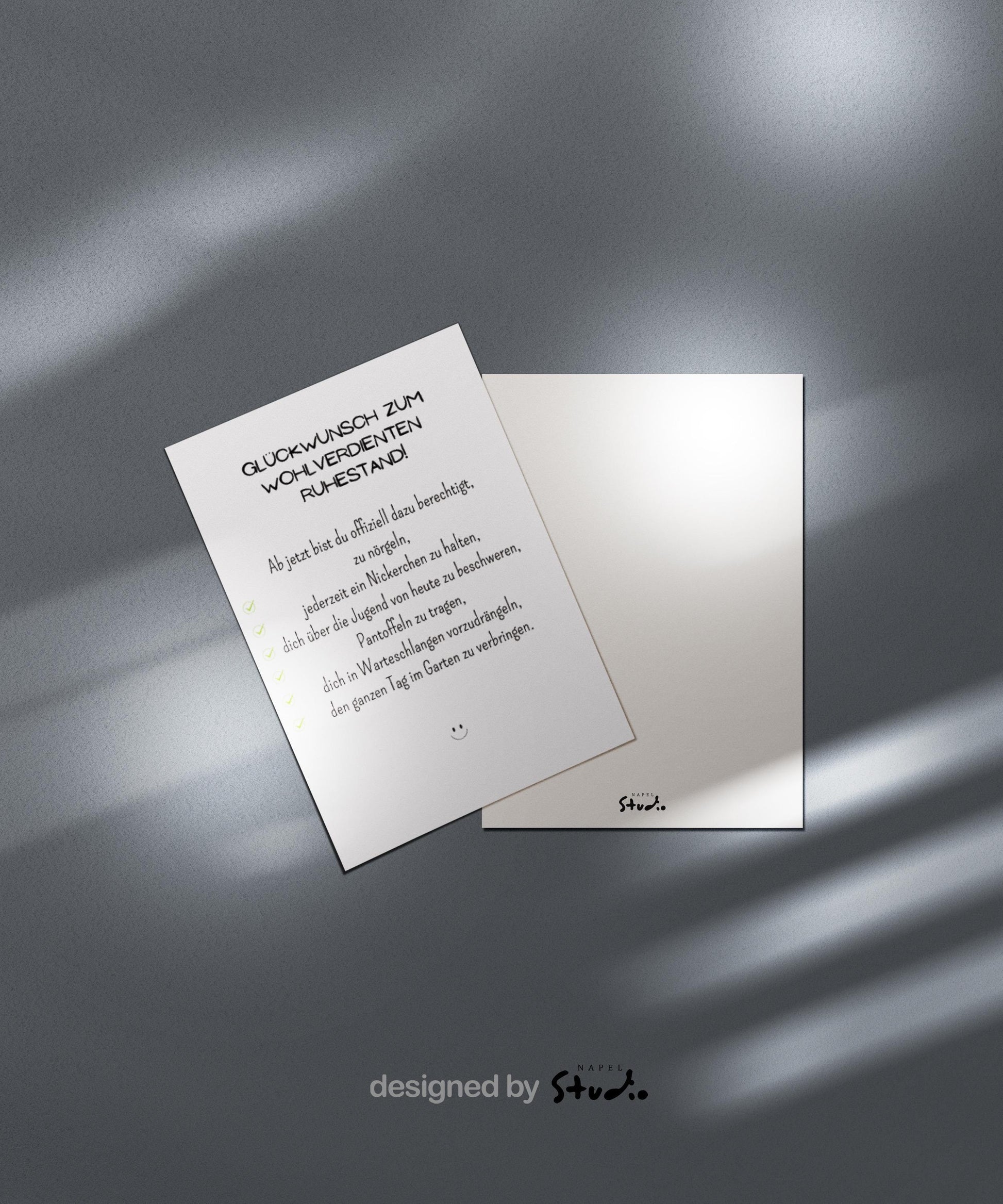 Weiße Abschiedskarte mit humorvollem Text „Glückwunsch zum wohlverdienten Ruhestand“ und einer witzigen Checkliste über Nörgeln, Nickerchen und Gartenzeit. Kleine grüne Häkchen neben jedem Punkt. Minimalistisches, helles Design, Karte liegt auf braunem Umschlag. Perfekt für Kollegen oder Mitarbeiter zum Ruhestand.