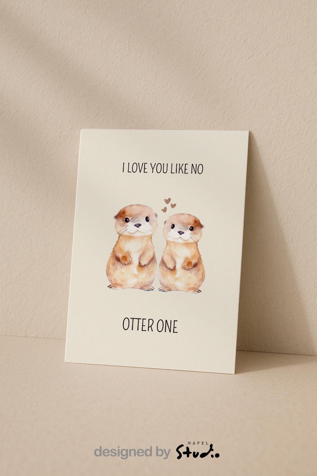 Süße Aquarell-Illustration von zwei Ottern, die nebeneinander stehen. Über ihnen kleine Herzen. Text „I love you like no otter one“. Zartes, minimalistisches Design auf hellem Hintergrund. Perfekt als Valentinskarte oder Liebeskarte.