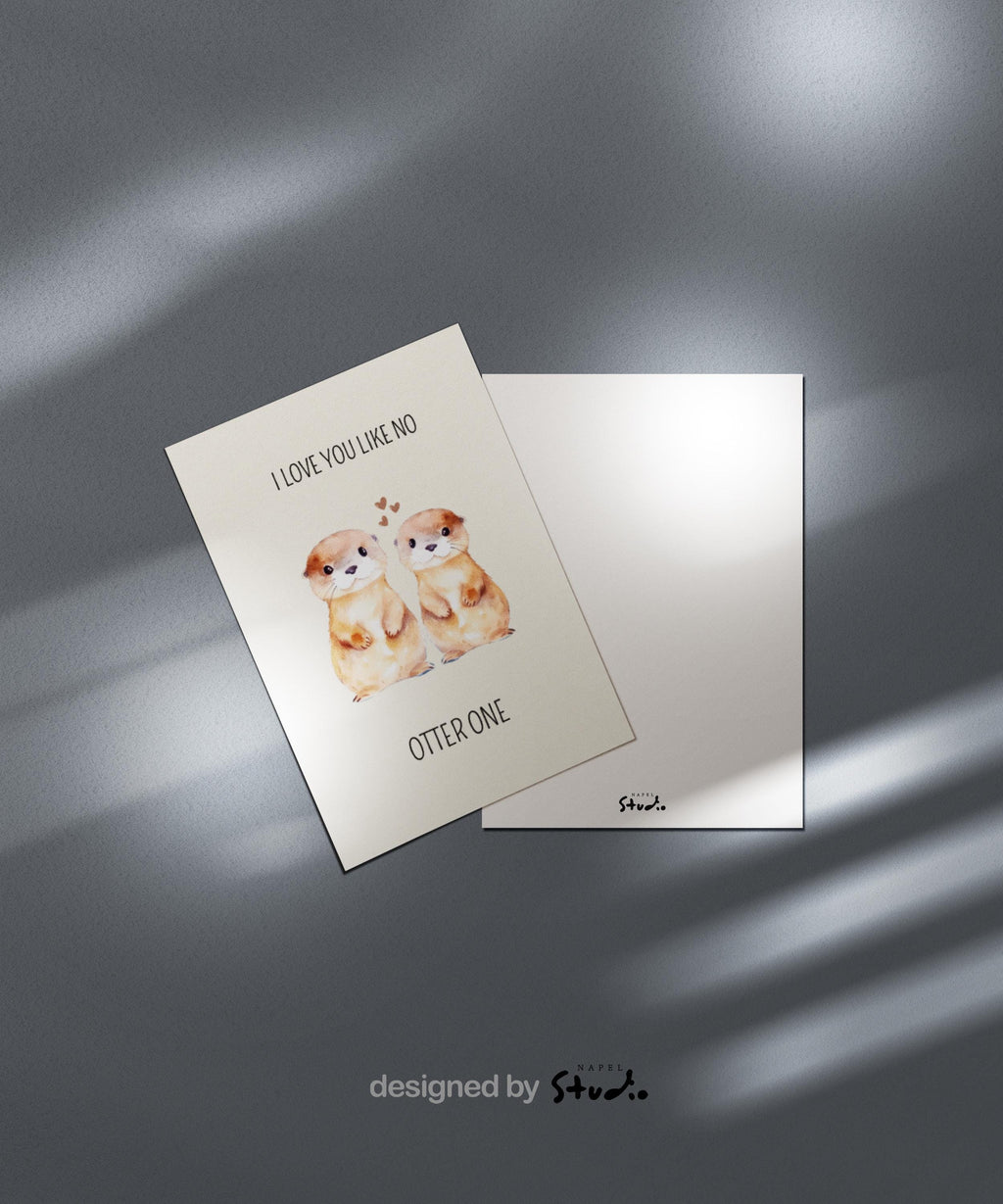 Süße Aquarell-Illustration von zwei Ottern, die nebeneinander stehen. Über ihnen kleine Herzen. Text „I love you like no otter one“. Zartes, minimalistisches Design auf hellem Hintergrund. Perfekt als Valentinskarte oder Liebeskarte.