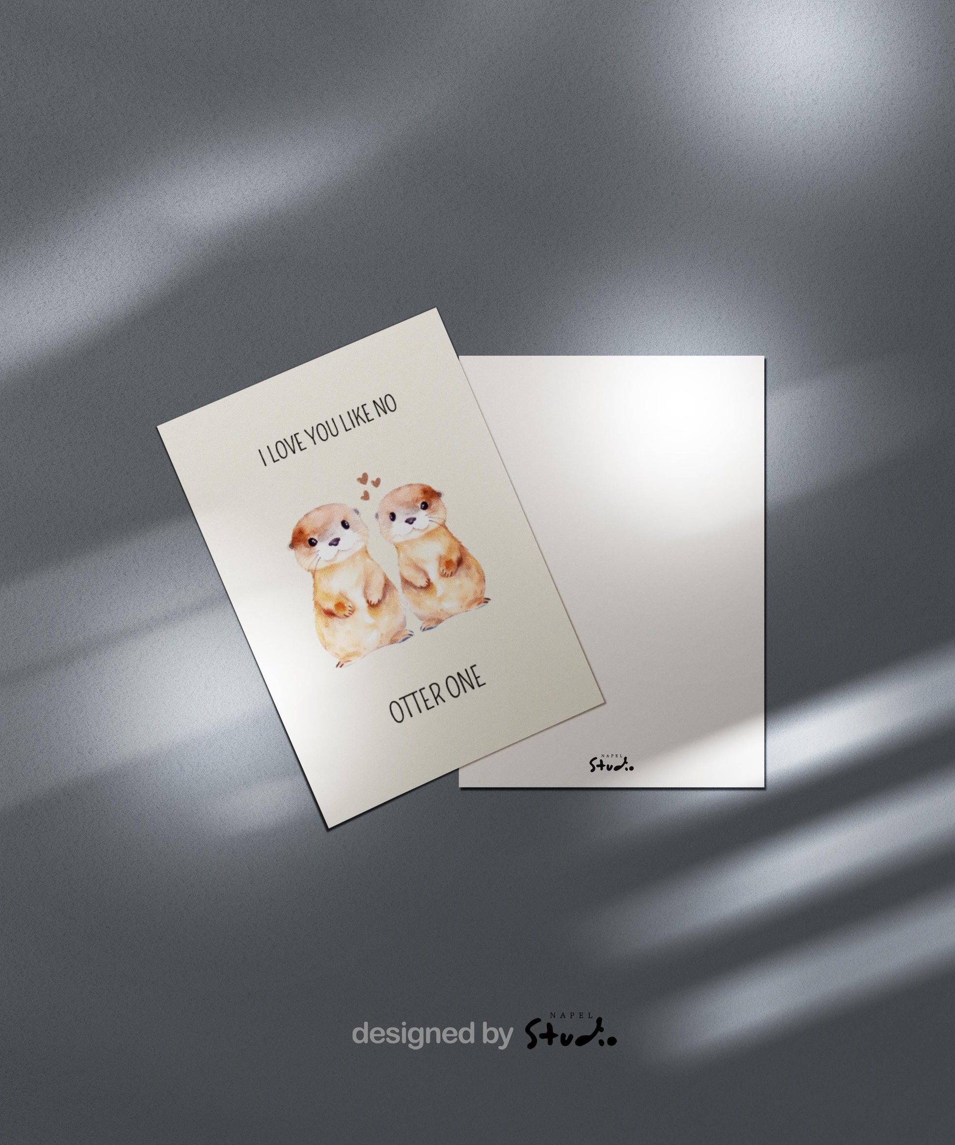 Süße Aquarell-Illustration von zwei Ottern, die nebeneinander stehen. Über ihnen kleine Herzen. Text „I love you like no otter one“. Zartes, minimalistisches Design auf hellem Hintergrund. Perfekt als Valentinskarte oder Liebeskarte.