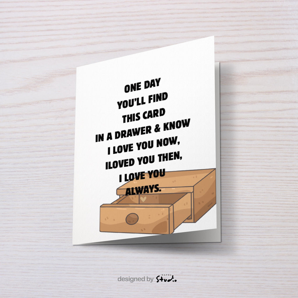Liebeskarte mit Illustration einer geöffneten Holzschublade. Darüber ein romantischer englischer Text: „One day you’ll find this card in a drawer & know I love you now, I loved you then, I love you always.“ Minimalistisches, warmes Design. Perfekt als Geschenk für Partner oder Jahrestage.