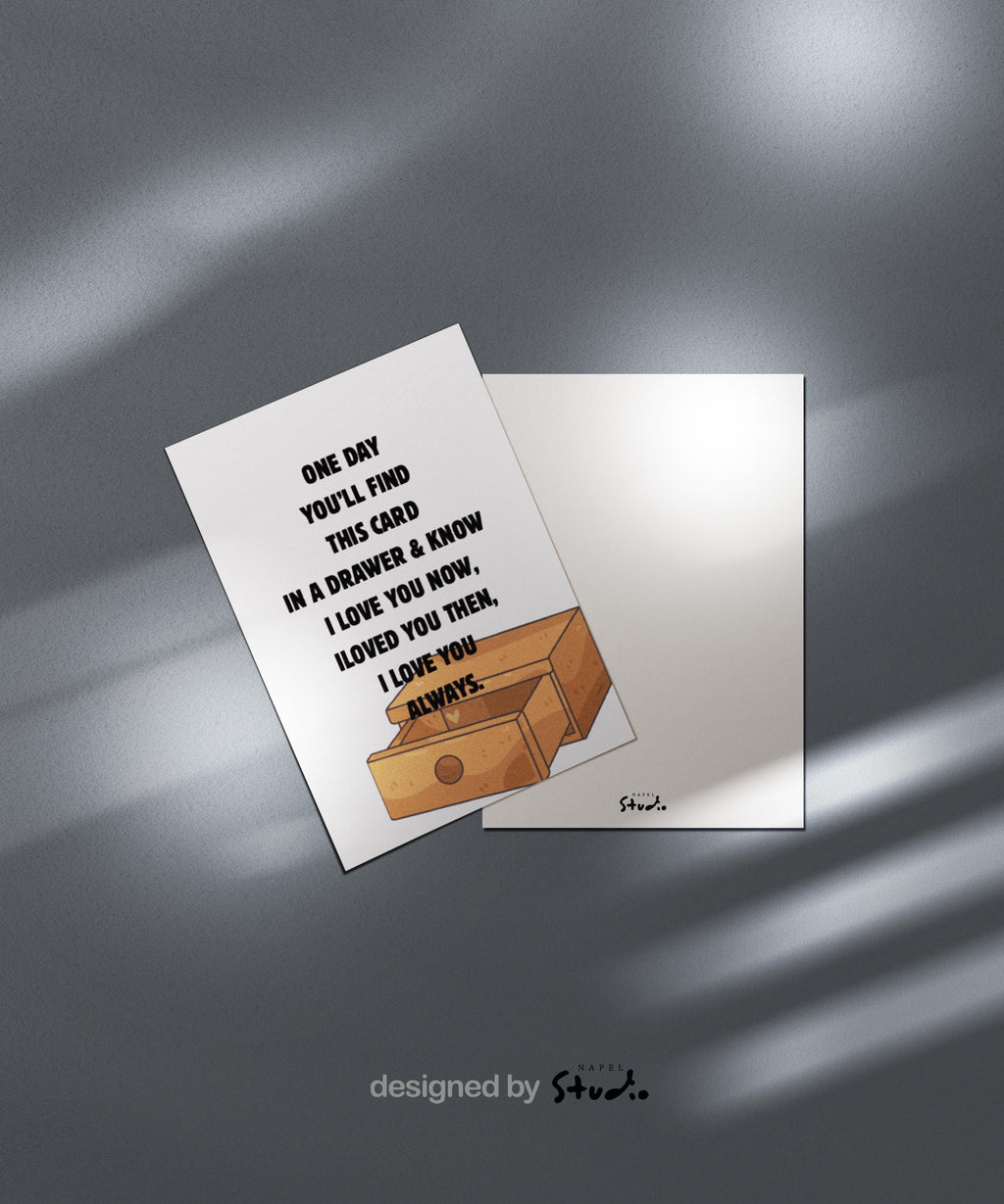 Liebeskarte mit Illustration einer geöffneten Holzschublade. Darüber ein romantischer englischer Text: „One day you’ll find this card in a drawer & know I love you now, I loved you then, I love you always.“ Minimalistisches, warmes Design. Perfekt als Geschenk für Partner oder Jahrestage.