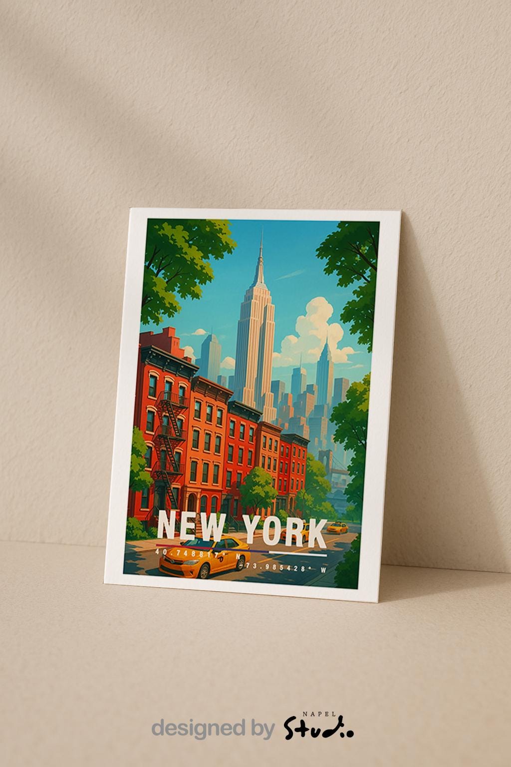 A6-Grußkarte mit New-York-Motiv: Rote Brownstone-Häuser, gelbe Taxis, grüne Bäume und die Skyline mit Empire State Building im Hintergrund. Moderne, farbenfrohe Illustration im Travel-Poster-Look, ideal als Reisekarte oder Geschenk.