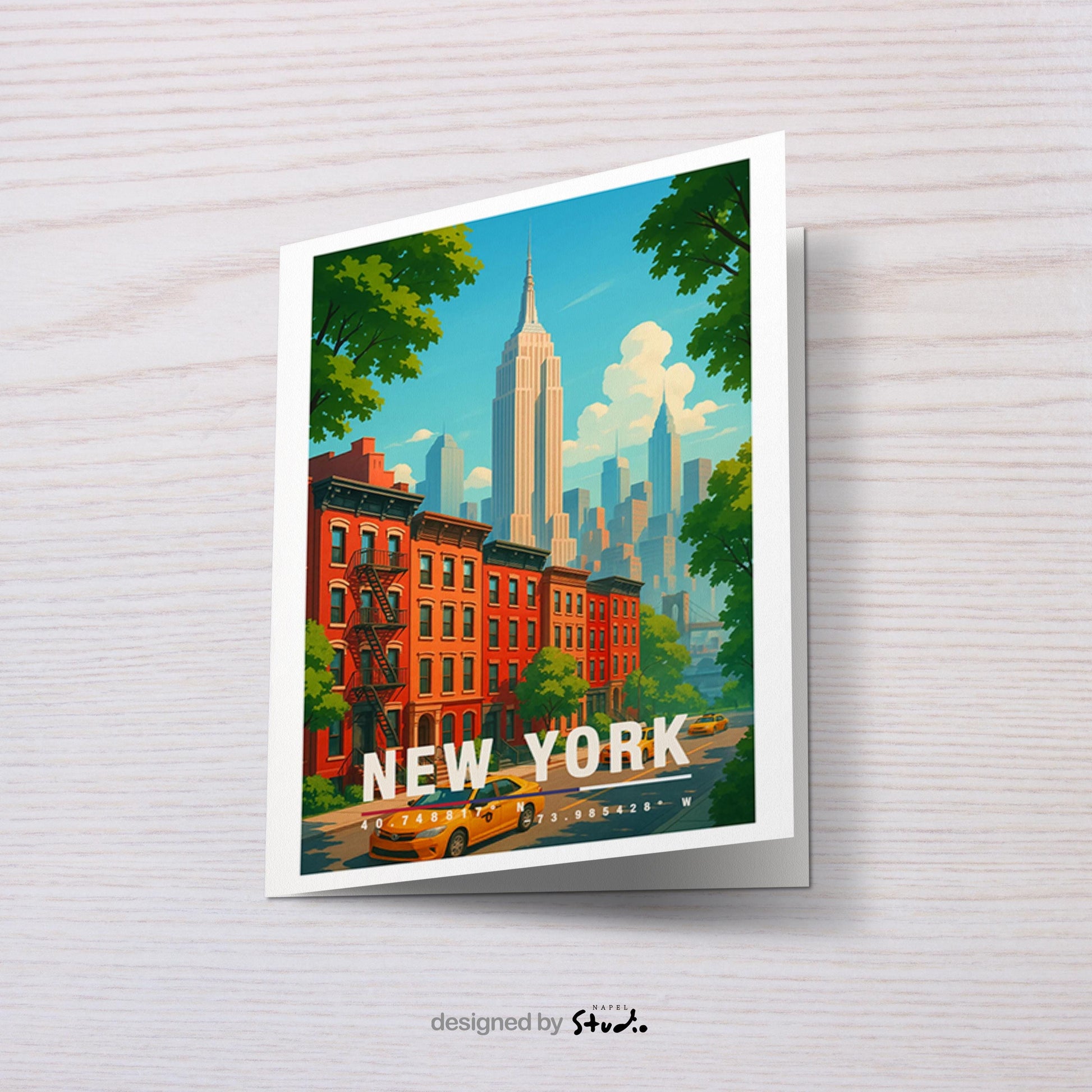 A6-Grußkarte mit New-York-Motiv: Rote Brownstone-Häuser, gelbe Taxis, grüne Bäume und die Skyline mit Empire State Building im Hintergrund. Moderne, farbenfrohe Illustration im Travel-Poster-Look, ideal als Reisekarte oder Geschenk.