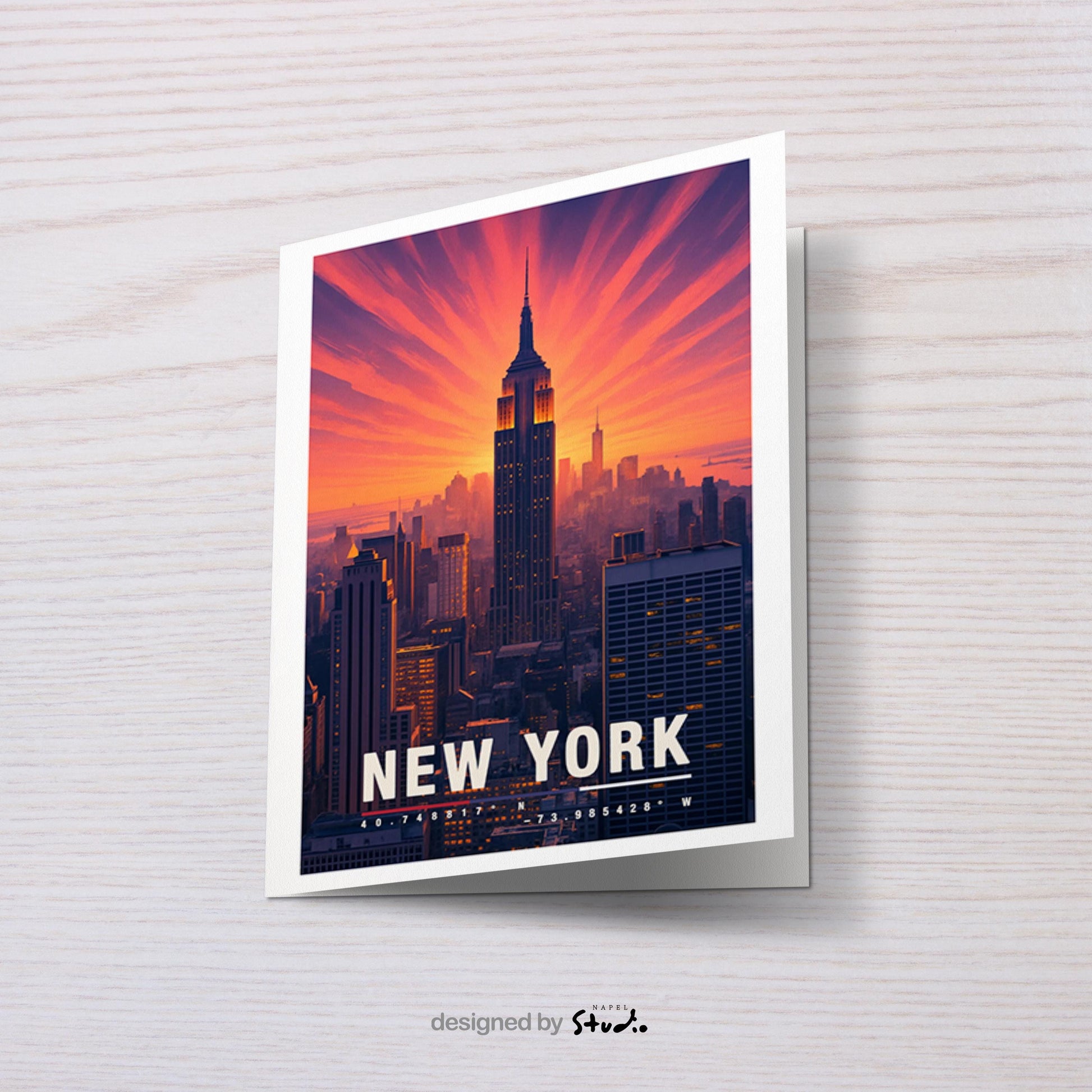 A6-Grußkarte mit New-York-Sonnenuntergang: Das Empire State Building steht im Zentrum, umgeben von orange-rosa Strahlen am Himmel. Die Skyline erscheint in warmen Lichttönen, moderne Reiseillustration, urbaner Stil. Perfekt als Reisekarte oder Geschenk für New-York-Fans.