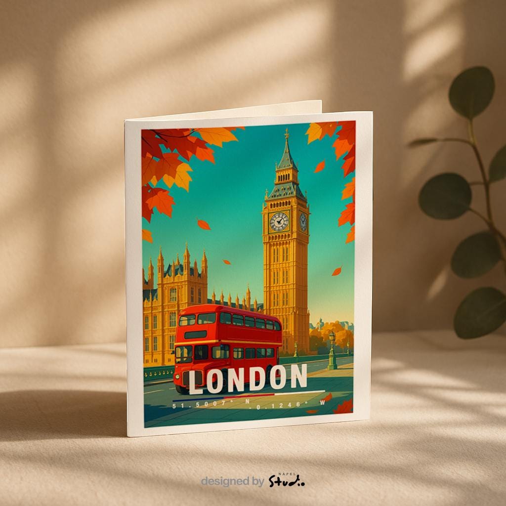 A6-Grußkarte mit herbstlicher London-Szene: Big Ben im Hintergrund, ein klassischer roter Doppeldeckerbus im Vordergrund, orange Herbstblätter fallen im Bild. Warme Farben, Travel-Illustrationsstil, ideal für London-Fans und Reisende.
