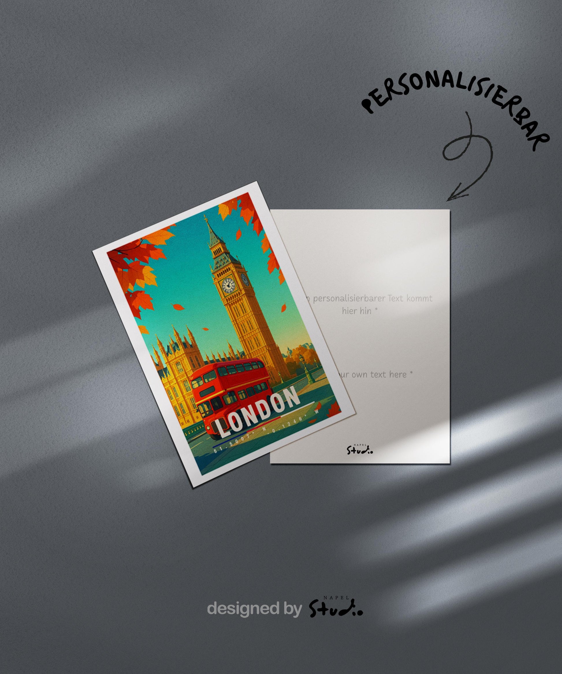 A6-Grußkarte mit herbstlicher London-Szene: Big Ben im Hintergrund, ein klassischer roter Doppeldeckerbus im Vordergrund, orange Herbstblätter fallen im Bild. Warme Farben, Travel-Illustrationsstil, ideal für London-Fans und Reisende.