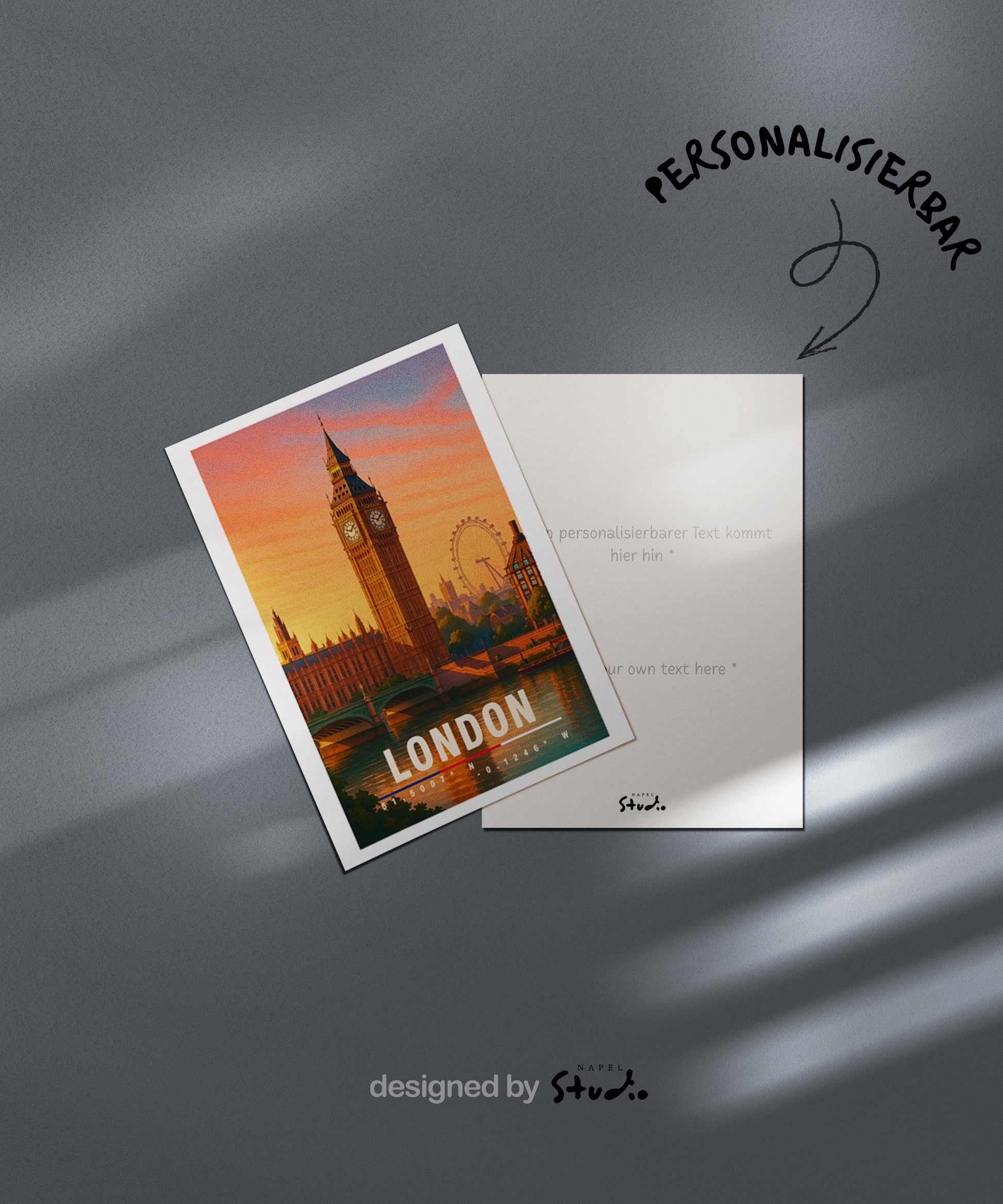 A6-Grußkarte mit London-Szene: Big Ben und London Eye im warmen Licht eines Sonnenuntergangs. Die Gebäude spiegeln sich im Wasser, Bäume und Skyline im Hintergrund. Moderne Travel-Illustration, perfekt als Grußkarte für London-Liebhaber.