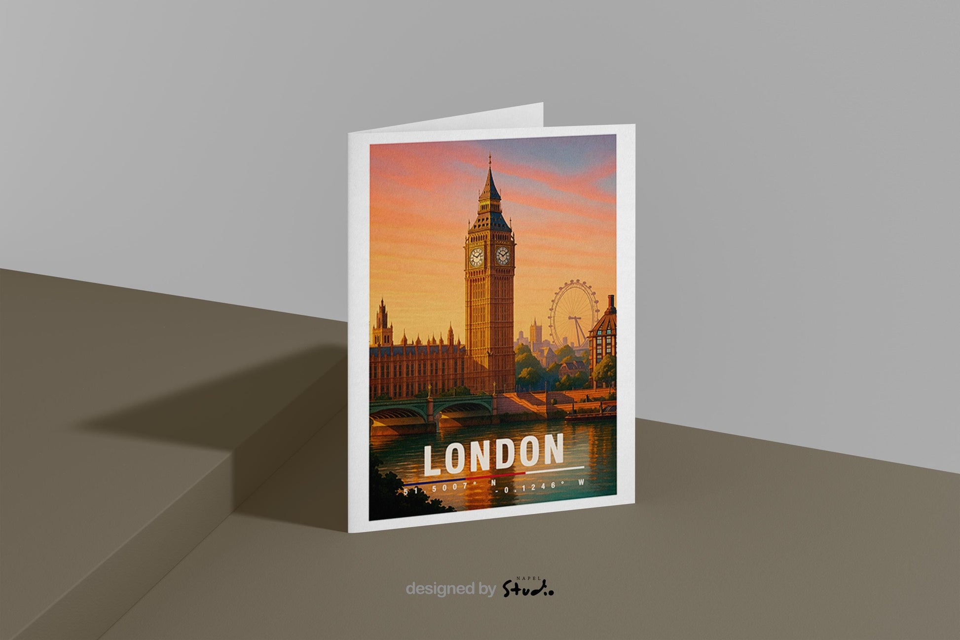 A6-Grußkarte mit London-Szene: Big Ben und London Eye im warmen Licht eines Sonnenuntergangs. Die Gebäude spiegeln sich im Wasser, Bäume und Skyline im Hintergrund. Moderne Travel-Illustration, perfekt als Grußkarte für London-Liebhaber.