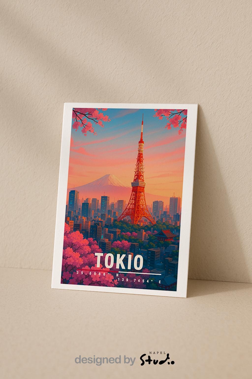 Illustration der Stadt Tokio mit dem roten Tokyo Tower im warmen Sonnenuntergang. Im Hintergrund ist der schneebedeckte Berg Fuji zu sehen. Rosa Kirschblüten umrahmen die Szene, während zahlreiche Hochhäuser eine typische Skyline bilden. Leuchtende Farben, moderner Travel-Poster-Stil, ideal für Japan- und Sakura-Liebhaber.