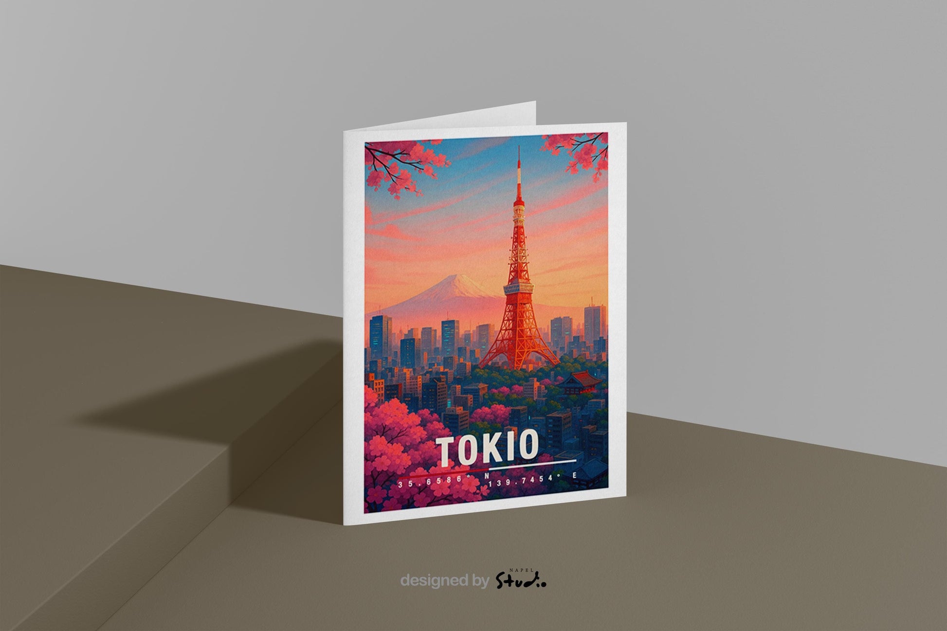 Illustration der Stadt Tokio mit dem roten Tokyo Tower im warmen Sonnenuntergang. Im Hintergrund ist der schneebedeckte Berg Fuji zu sehen. Rosa Kirschblüten umrahmen die Szene, während zahlreiche Hochhäuser eine typische Skyline bilden. Leuchtende Farben, moderner Travel-Poster-Stil, ideal für Japan- und Sakura-Liebhaber.