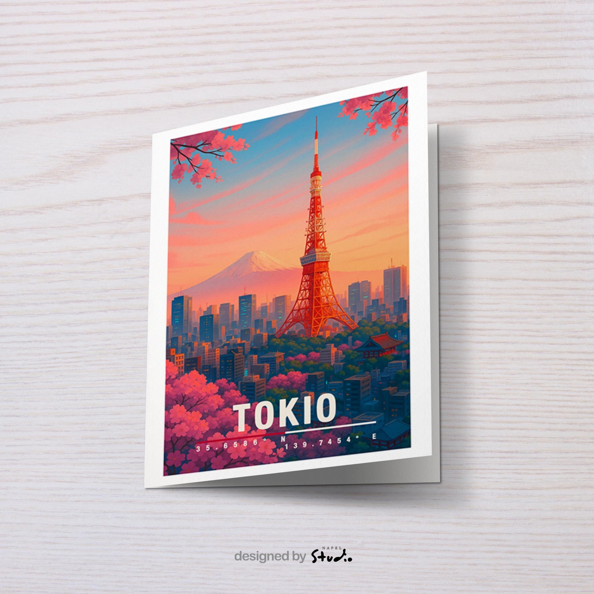 Illustration der Stadt Tokio mit dem roten Tokyo Tower im warmen Sonnenuntergang. Im Hintergrund ist der schneebedeckte Berg Fuji zu sehen. Rosa Kirschblüten umrahmen die Szene, während zahlreiche Hochhäuser eine typische Skyline bilden. Leuchtende Farben, moderner Travel-Poster-Stil, ideal für Japan- und Sakura-Liebhaber.