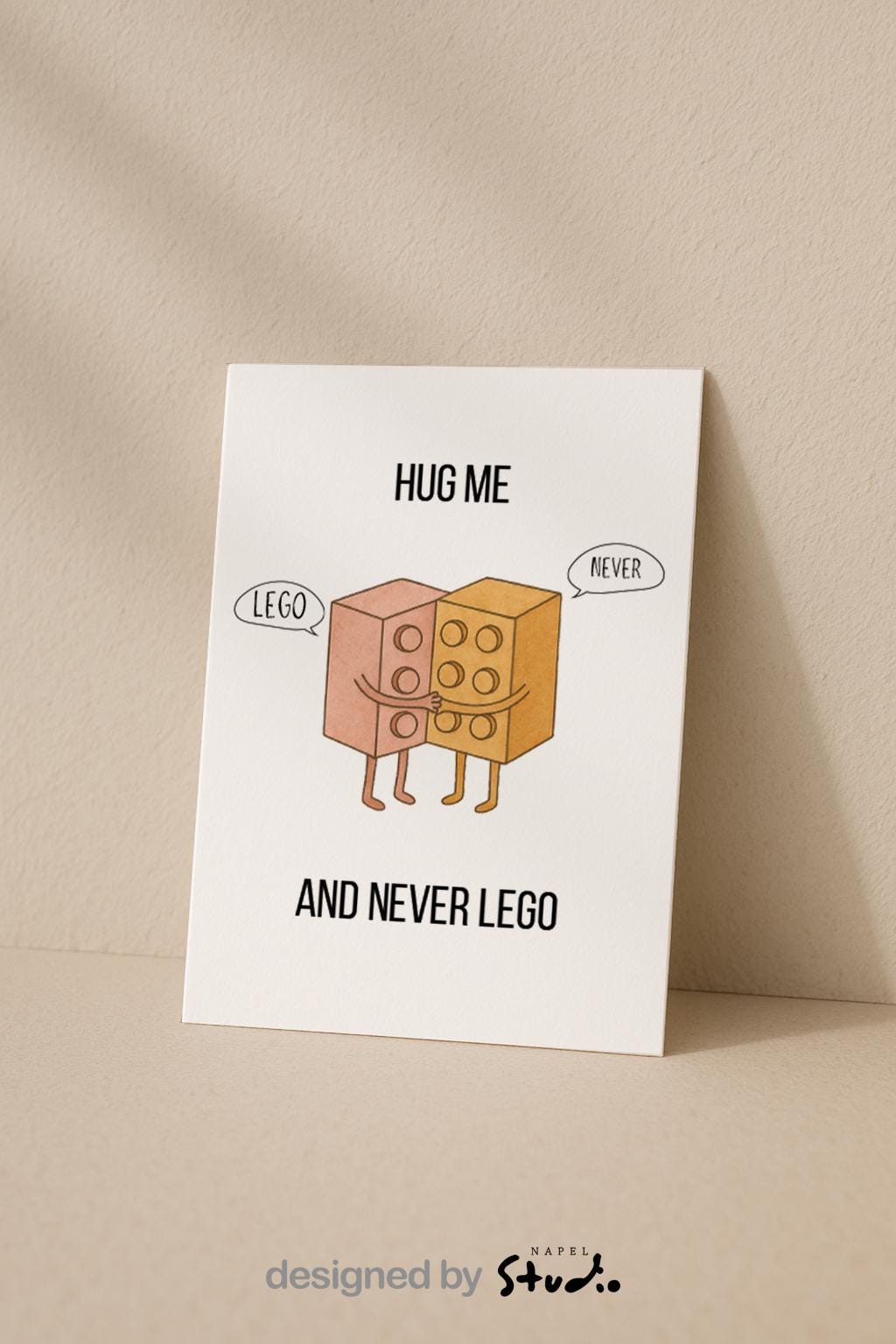 Witzige A6-Grußkarte mit zwei umarmenden Bausteinen im Cartoon-Stil. Der Text „Hug me and never LEGO“ spielt humorvoll auf ein Wortspiel an. Die Figuren wirken süß und freundlich, mit Sprechblasen „Lego“ und „Never“. Minimalistisches, helles Design, ideal als liebevolle und humorvolle Karte für Partner oder Freunde.