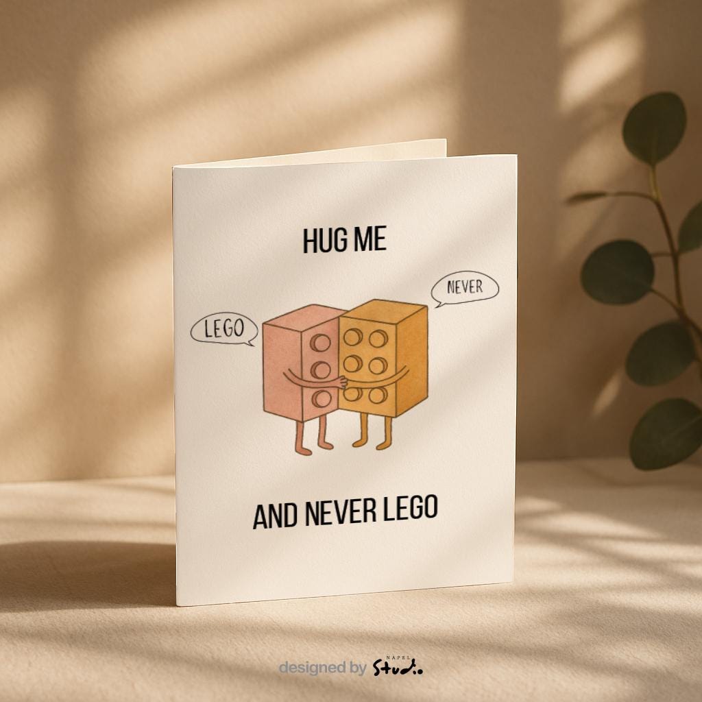Witzige A6-Grußkarte mit zwei umarmenden Bausteinen im Cartoon-Stil. Der Text „Hug me and never LEGO“ spielt humorvoll auf ein Wortspiel an. Die Figuren wirken süß und freundlich, mit Sprechblasen „Lego“ und „Never“. Minimalistisches, helles Design, ideal als liebevolle und humorvolle Karte für Partner oder Freunde.