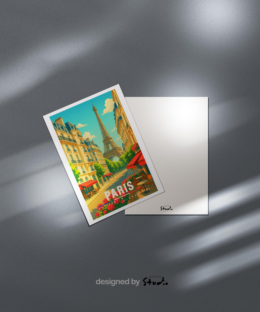 Illustrative Paris Grußkarte im modernen Travel-Poster-Stil. Zu sehen ist eine sonnige Pariser Straße mit Blick auf den Eiffelturm, umgeben von klassischen Häuserfassaden, roten Markisen, Straßencafés und blühenden Blumen. Die Karte wirkt warm, ästhetisch und detailreich – ideal für Geschenkideen, Deko oder Reiseerinnerungen.