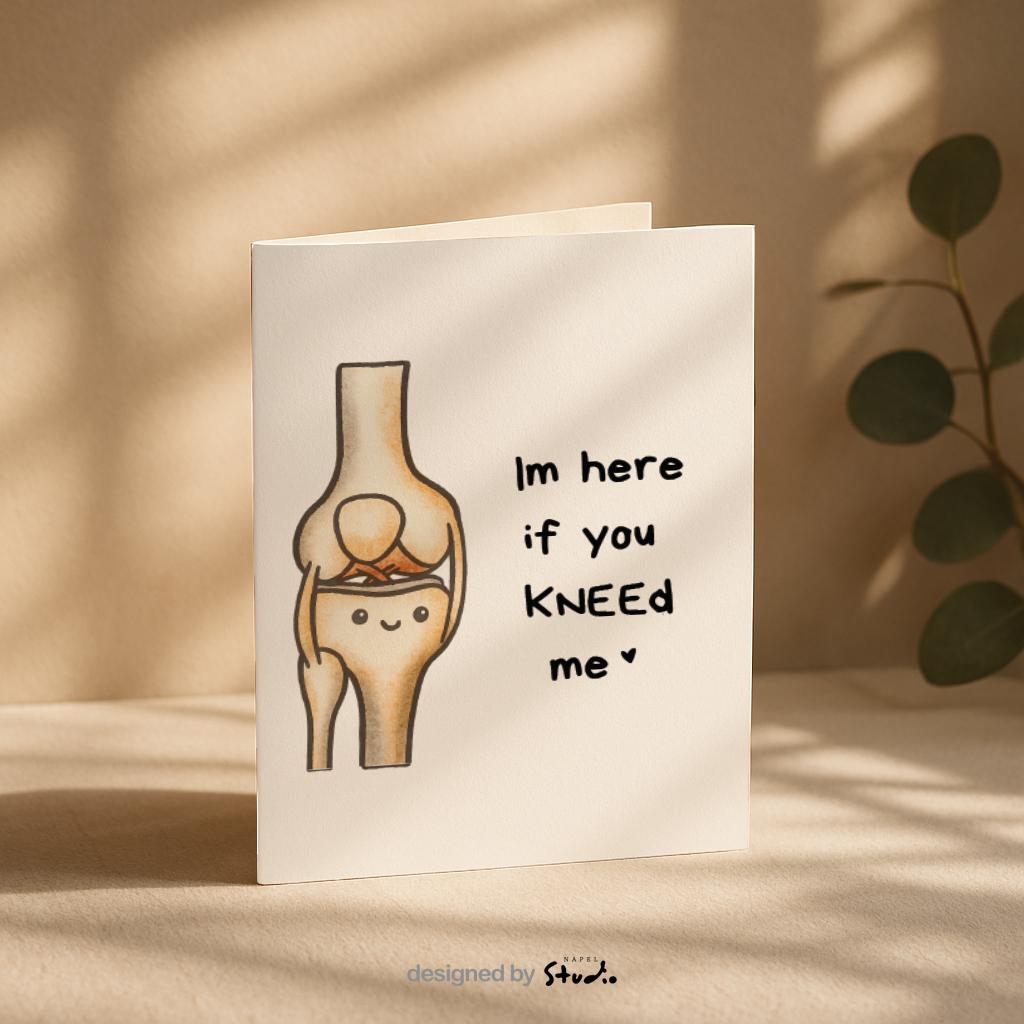 A6-Grußkarte mit liebevoller Knie-Illustration und dem Text „I’m here if you knead me“. Warmes, unterstützendes Motiv, das Nähe und Verbundenheit ausdrückt. Zartes, minimalistisches Design, ideal als Liebeskarte oder Karte für Herzensmenschen.