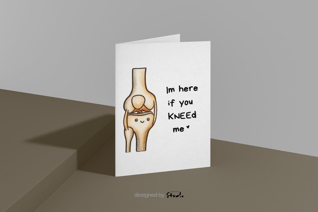 A6-Grußkarte mit liebevoller Knie-Illustration und dem Text „I’m here if you knead me“. Warmes, unterstützendes Motiv, das Nähe und Verbundenheit ausdrückt. Zartes, minimalistisches Design, ideal als Liebeskarte oder Karte für Herzensmenschen.