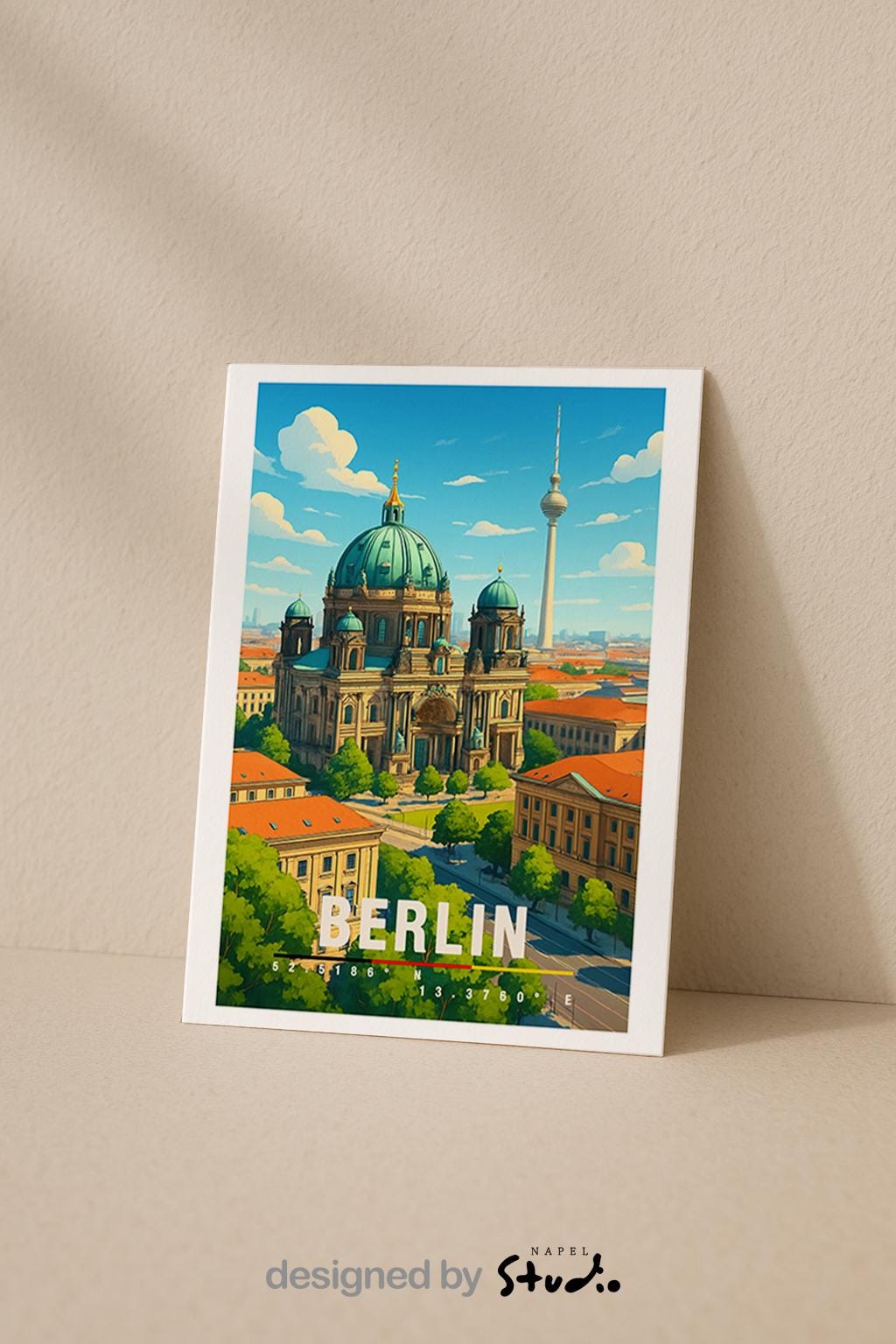 A6-Grußkarte mit Berlin-Illustration: Der Berliner Dom mit grüner Kuppel steht im Mittelpunkt, im Hintergrund ist der Fernsehturm zu sehen. Umgeben von historischen Gebäuden und grünen Bäumen, dargestellt im modernen Travel-Poster-Stil mit klaren Farben. Ideal als Reise- oder Souvenirkarte für Berlin-Liebhaber.