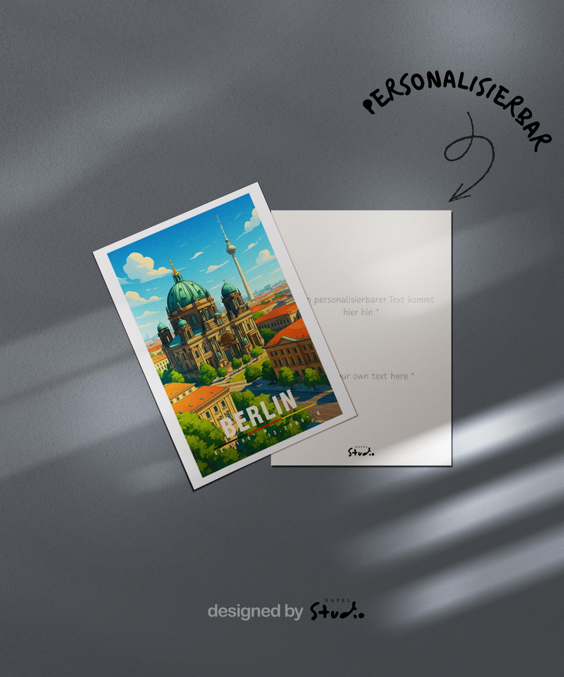 A6-Grußkarte mit Berlin-Illustration: Der Berliner Dom mit grüner Kuppel steht im Mittelpunkt, im Hintergrund ist der Fernsehturm zu sehen. Umgeben von historischen Gebäuden und grünen Bäumen, dargestellt im modernen Travel-Poster-Stil mit klaren Farben. Ideal als Reise- oder Souvenirkarte für Berlin-Liebhaber.