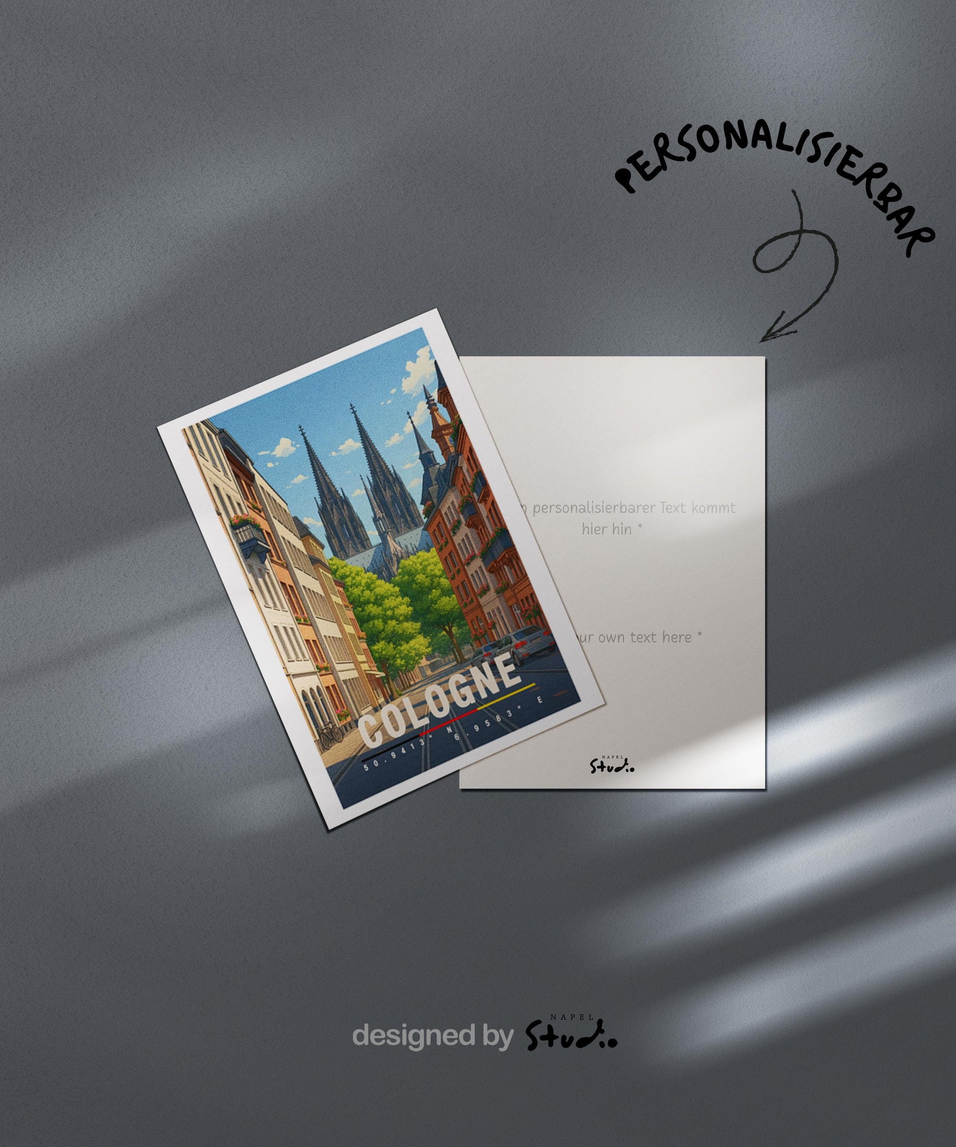 A6-Grußkarte mit Köln-Illustration: Blick durch eine ruhige Straße auf den Kölner Dom mit seinen markanten Türmen. Umgeben von Wohnhäusern, grünen Bäumen und parkenden Autos. Moderne Travel-Poster-Optik mit warmen Farben, ideal als Reise- oder Souvenirkarte für Köln-Liebhaber.