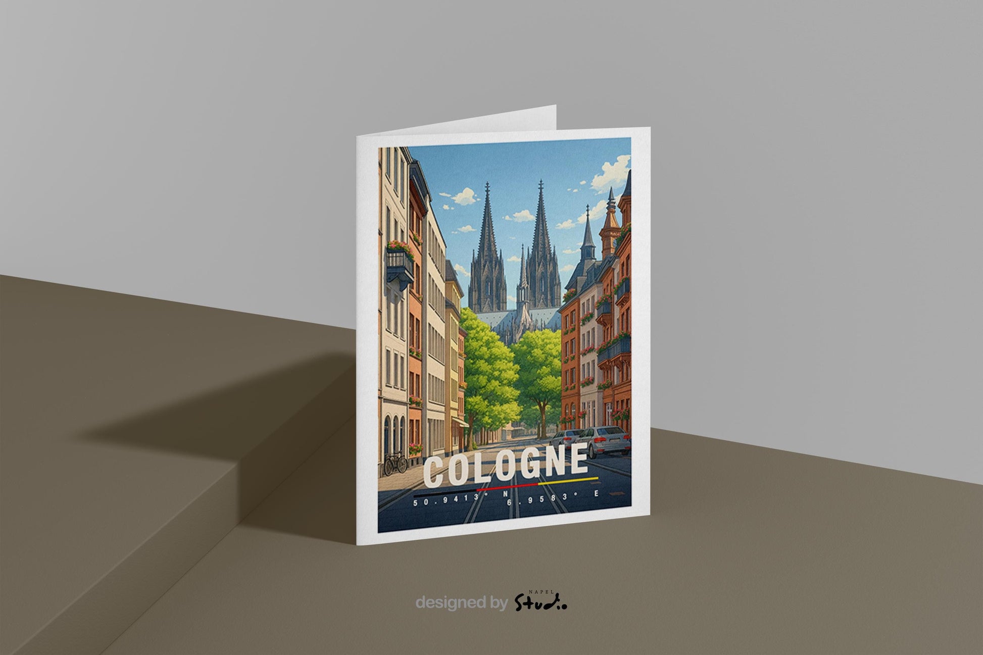 A6-Grußkarte mit Köln-Illustration: Blick durch eine ruhige Straße auf den Kölner Dom mit seinen markanten Türmen. Umgeben von Wohnhäusern, grünen Bäumen und parkenden Autos. Moderne Travel-Poster-Optik mit warmen Farben, ideal als Reise- oder Souvenirkarte für Köln-Liebhaber.