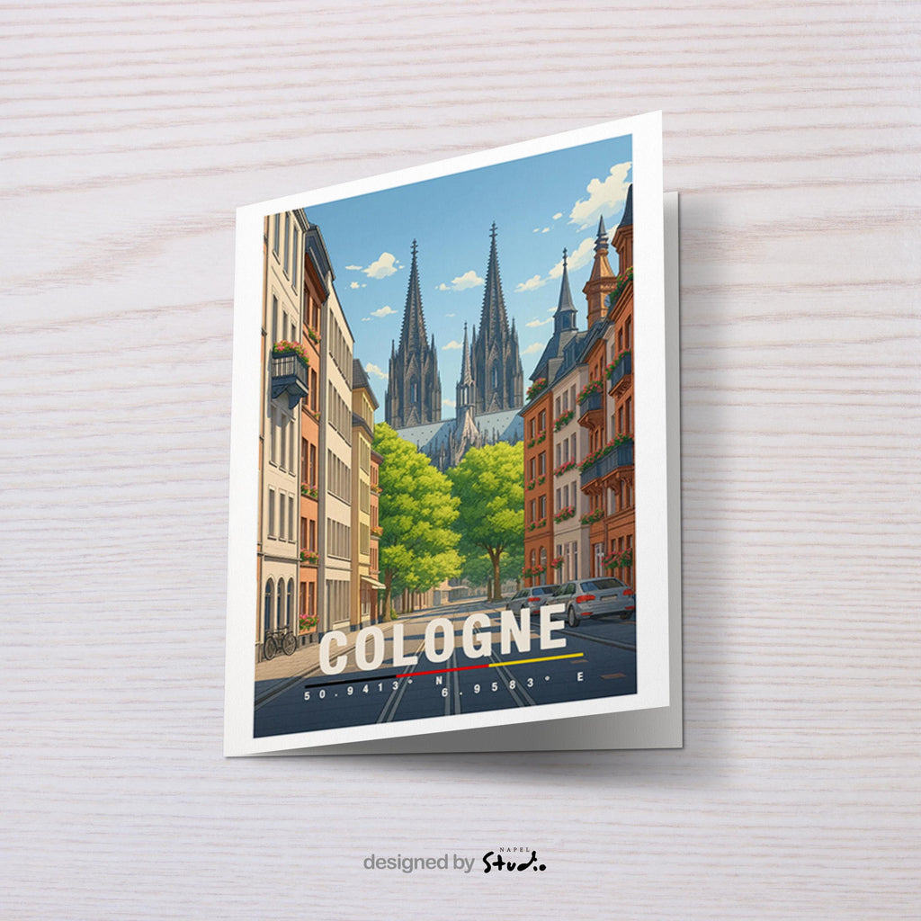 A6-Grußkarte mit Köln-Illustration: Blick durch eine ruhige Straße auf den Kölner Dom mit seinen markanten Türmen. Umgeben von Wohnhäusern, grünen Bäumen und parkenden Autos. Moderne Travel-Poster-Optik mit warmen Farben, ideal als Reise- oder Souvenirkarte für Köln-Liebhaber.