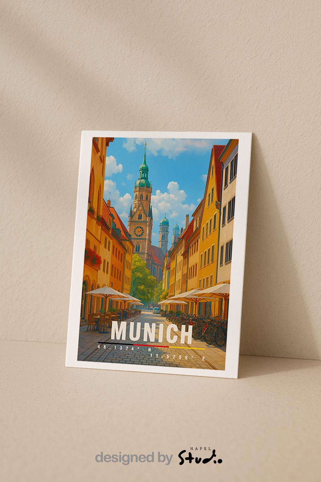 A6-Grußkarte mit München-Illustration: Blick durch eine gemütliche Altstadtstraße mit Cafés und Fahrrädern auf historische Türme und Dächer. Warme Farben, klare Linien und moderner Travel-Poster-Stil. Ideal als Reise- oder Souvenirkarte für München- und Bayern-Liebhaber.