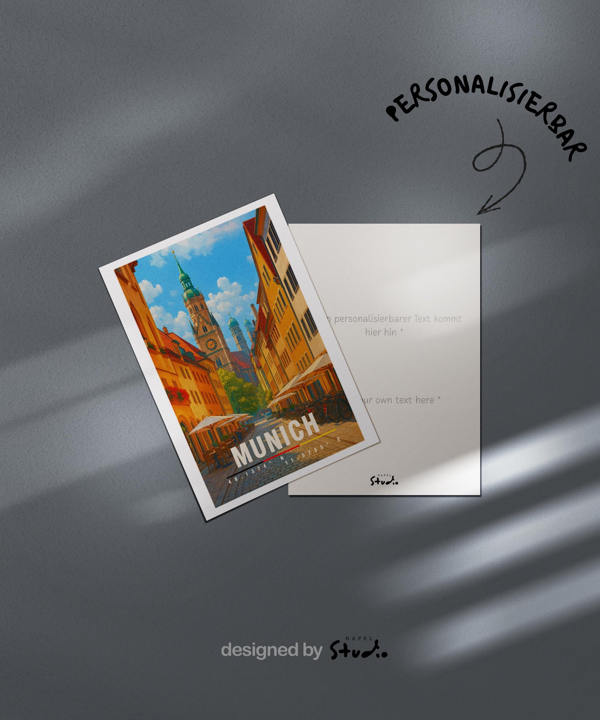 A6-Grußkarte mit München-Illustration: Blick durch eine gemütliche Altstadtstraße mit Cafés und Fahrrädern auf historische Türme und Dächer. Warme Farben, klare Linien und moderner Travel-Poster-Stil. Ideal als Reise- oder Souvenirkarte für München- und Bayern-Liebhaber.