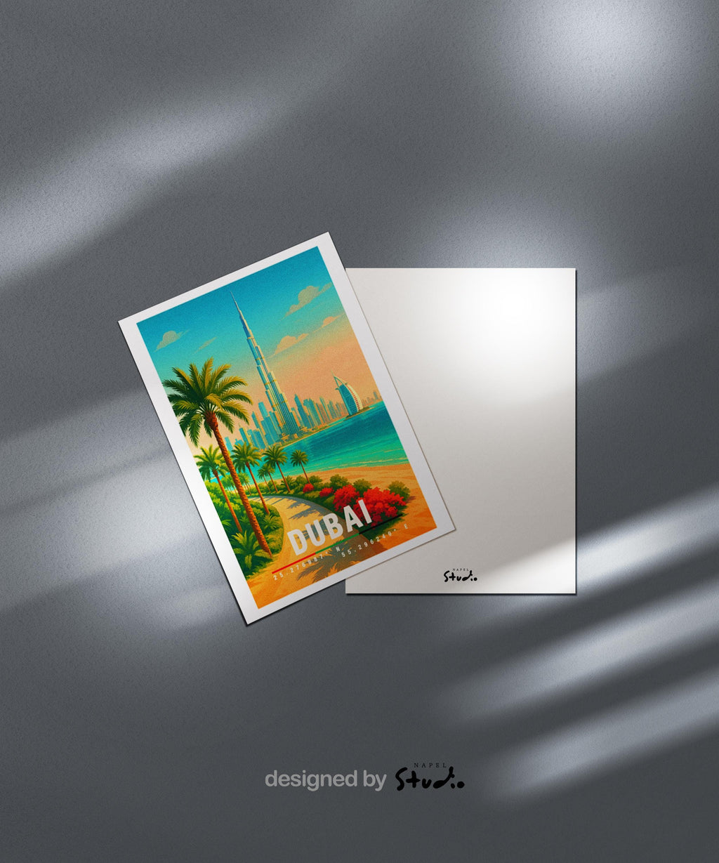 Illustrative Dubai-Grußkarte mit der Skyline, dem Burj Khalifa, Palmen und dem türkisfarbenen Meer. Warme Farben, moderner Reiseposter-Stil, klare Formen. Ideal als Glückwunschkarte, Urlaubskarte oder für Reisebegeisterte. Hochwertiges Design mit elegantem Stadtmotiv.