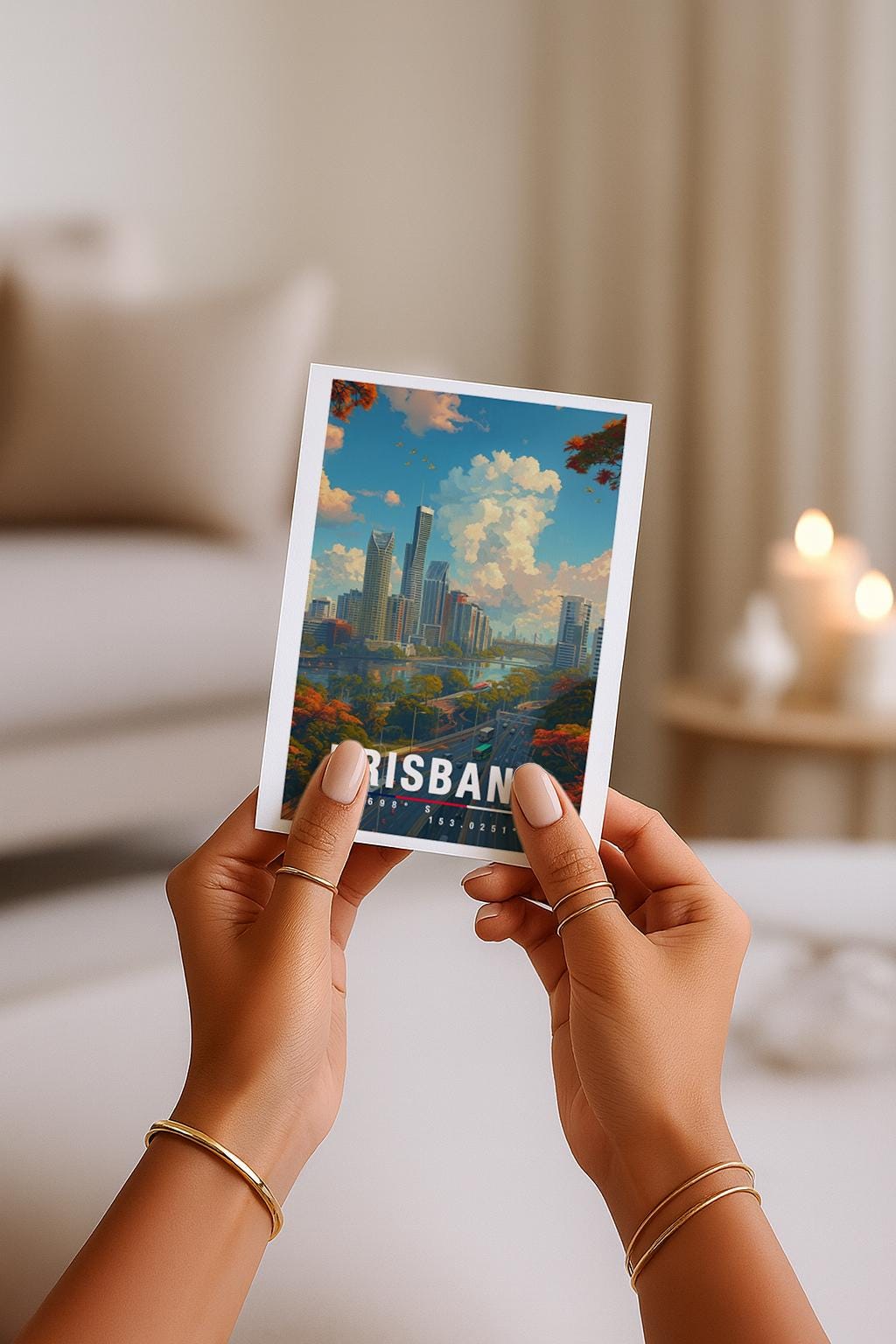 A6-Grußkarte mit Brisbane-Illustration: Moderne Skyline entlang eines Flusses, umgeben von Straßen, Brücken und grünen Bäumen. Hoher Himmel mit Wolken, warme Farben und klarer Travel-Poster-Stil. Ideal als Reise- oder Souvenirkarte für Brisbane- und Australien-Liebhaber.