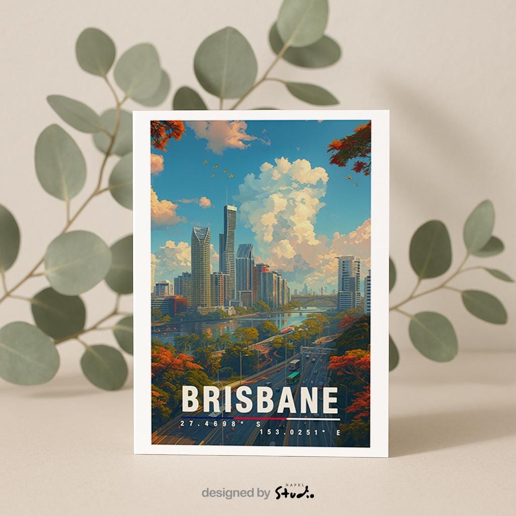 A6-Grußkarte mit Brisbane-Illustration: Moderne Skyline entlang eines Flusses, umgeben von Straßen, Brücken und grünen Bäumen. Hoher Himmel mit Wolken, warme Farben und klarer Travel-Poster-Stil. Ideal als Reise- oder Souvenirkarte für Brisbane- und Australien-Liebhaber.