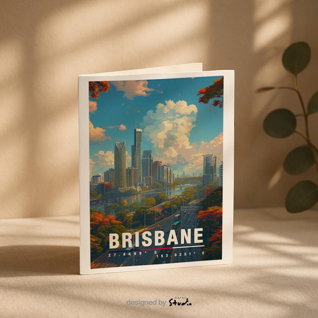 A6-Grußkarte mit Brisbane-Illustration: Moderne Skyline entlang eines Flusses, umgeben von Straßen, Brücken und grünen Bäumen. Hoher Himmel mit Wolken, warme Farben und klarer Travel-Poster-Stil. Ideal als Reise- oder Souvenirkarte für Brisbane- und Australien-Liebhaber.