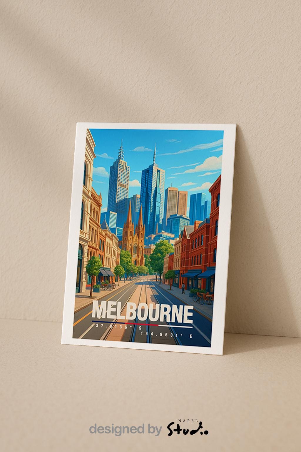 A6-Grußkarte mit Melbourne-Illustration: Blick durch eine urbane Straße mit historischen Fassaden auf eine moderne Skyline aus Hochhäusern. Klare Linien, warme Farben und moderner Travel-Poster-Stil. Ideal als Reise- oder Souvenirkarte für Melbourne- und Australien-Liebhaber.