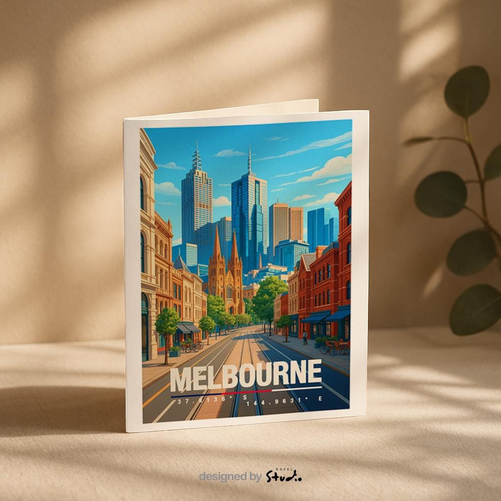 A6-Grußkarte mit Melbourne-Illustration: Blick durch eine urbane Straße mit historischen Fassaden auf eine moderne Skyline aus Hochhäusern. Klare Linien, warme Farben und moderner Travel-Poster-Stil. Ideal als Reise- oder Souvenirkarte für Melbourne- und Australien-Liebhaber.