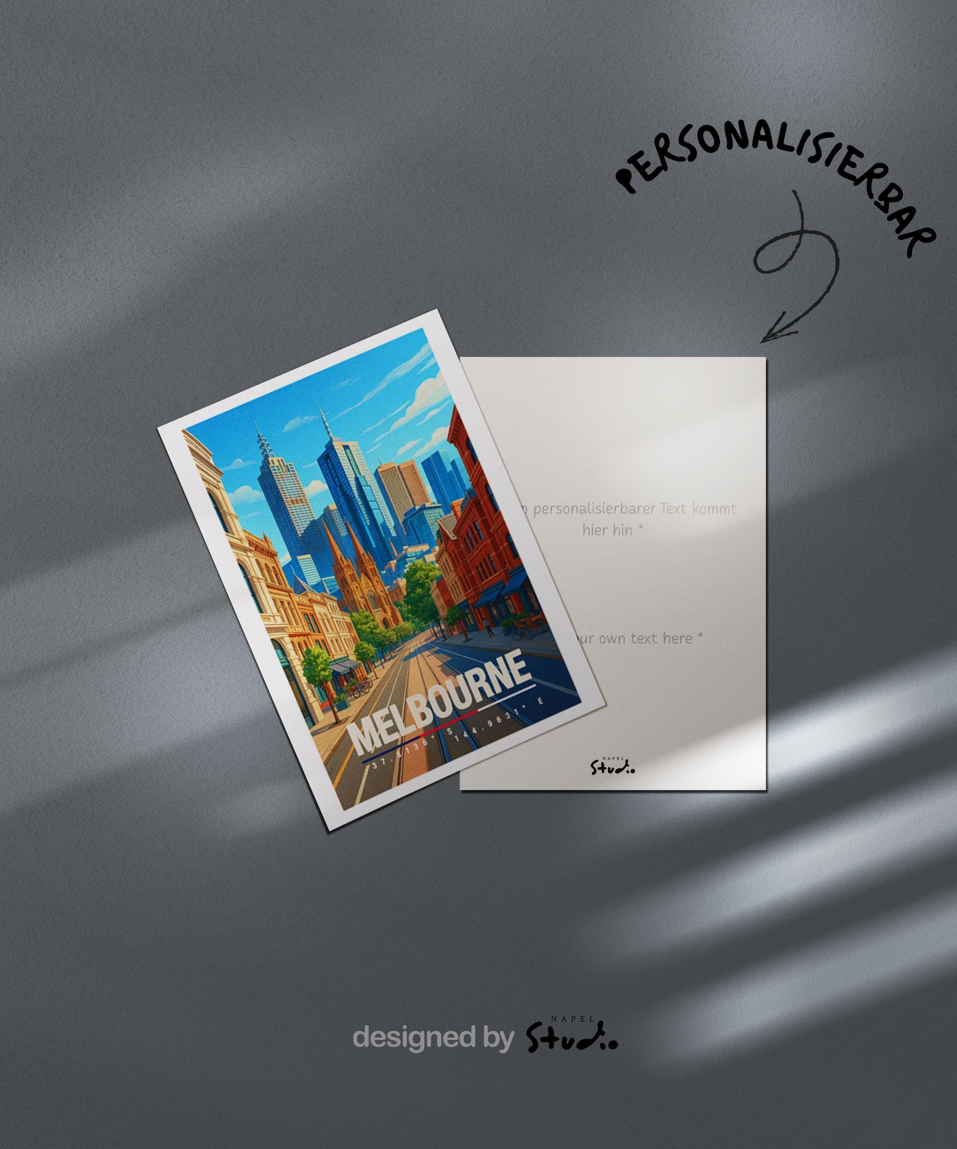 A6-Grußkarte mit Melbourne-Illustration: Blick durch eine urbane Straße mit historischen Fassaden auf eine moderne Skyline aus Hochhäusern. Klare Linien, warme Farben und moderner Travel-Poster-Stil. Ideal als Reise- oder Souvenirkarte für Melbourne- und Australien-Liebhaber.