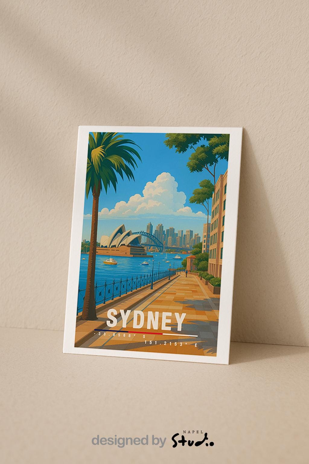 A6-Grußkarte mit Sydney-Illustration: Blick entlang einer palmengesäumten Promenade auf das Opera House und die Harbour Bridge, dahinter die Skyline am Wasser. Boote im Hafen, heller Himmel und klare Farben im modernen Travel-Poster-Stil. Ideal als Reise- oder Souvenirkarte für Sydney- und Australien-Liebhaber.