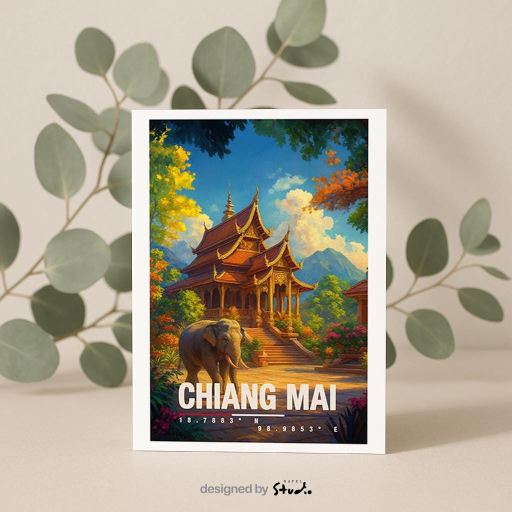 A6-Grußkarte mit Chiang-Mai-Illustration: Traditioneller thailändischer Tempel mit goldenen Dächern, umgeben von üppiger Natur. Ein Elefant steht im Vordergrund, im Hintergrund Berge und Himmel. Warme Farben und moderner Travel-Poster-Stil, ideal als Reise- oder Souvenirkarte für Thailand- und Asien-Liebhaber.