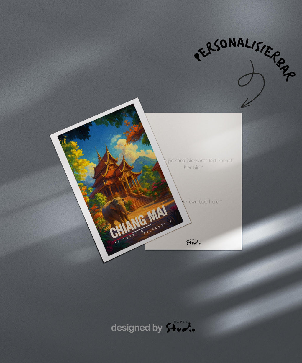 A6-Grußkarte mit Chiang-Mai-Illustration: Traditioneller thailändischer Tempel mit goldenen Dächern, umgeben von üppiger Natur. Ein Elefant steht im Vordergrund, im Hintergrund Berge und Himmel. Warme Farben und moderner Travel-Poster-Stil, ideal als Reise- oder Souvenirkarte für Thailand- und Asien-Liebhaber.
