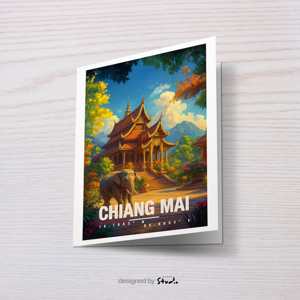 A6-Grußkarte mit Chiang-Mai-Illustration: Traditioneller thailändischer Tempel mit goldenen Dächern, umgeben von üppiger Natur. Ein Elefant steht im Vordergrund, im Hintergrund Berge und Himmel. Warme Farben und moderner Travel-Poster-Stil, ideal als Reise- oder Souvenirkarte für Thailand- und Asien-Liebhaber.