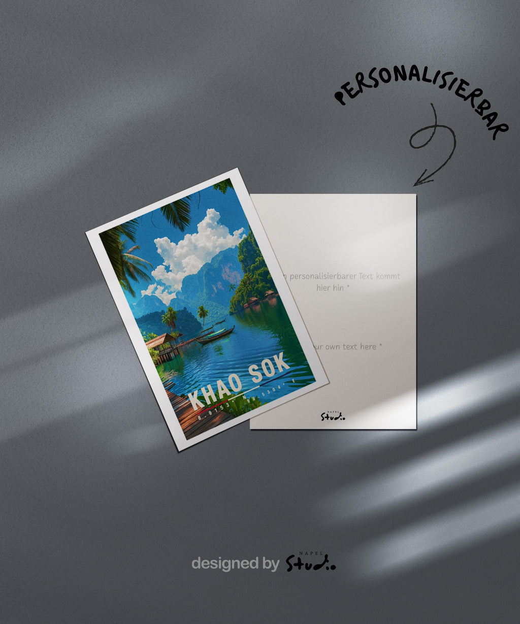 A6-Grußkarte mit Khao-Sok-Illustration: Tropischer See mit türkisgrünem Wasser, Holzbungalows am Ufer und einem Boot in der Mitte. Umgeben von Palmen, dichter Vegetation und hohen Kalksteinfelsen unter blauem Himmel mit Wolken. Moderner Travel-Poster-Stil, ideal als Reise- oder Souvenirkarte für Thailand- und Natur-Liebhaber.