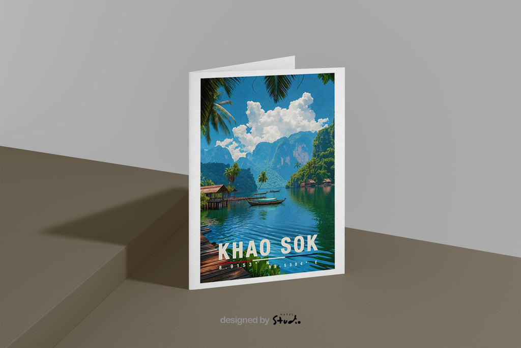 A6-Grußkarte mit Khao-Sok-Illustration: Tropischer See mit türkisgrünem Wasser, Holzbungalows am Ufer und einem Boot in der Mitte. Umgeben von Palmen, dichter Vegetation und hohen Kalksteinfelsen unter blauem Himmel mit Wolken. Moderner Travel-Poster-Stil, ideal als Reise- oder Souvenirkarte für Thailand- und Natur-Liebhaber.