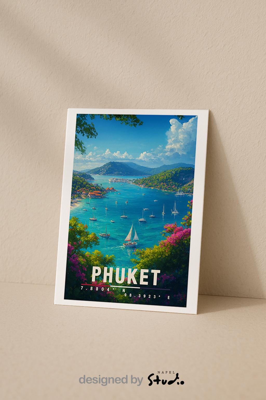A6-Grußkarte mit Phuket-Illustration: Blick auf eine tropische Bucht mit türkisblauem Meer, zahlreichen Segelbooten und grünen Inselhügeln. Bunte Blumen und Bäume rahmen die Szene ein, im Hintergrund liegen Küste und Dörfer. Heller Himmel mit Wolken, moderner Travel-Poster-Stil, ideal als Reise- oder Souvenirkarte für Thailand- und Insel-Liebhaber.