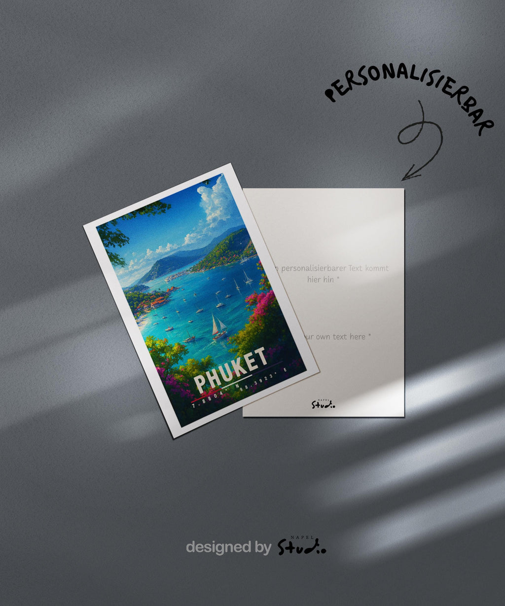 A6-Grußkarte mit Phuket-Illustration: Blick auf eine tropische Bucht mit türkisblauem Meer, zahlreichen Segelbooten und grünen Inselhügeln. Bunte Blumen und Bäume rahmen die Szene ein, im Hintergrund liegen Küste und Dörfer. Heller Himmel mit Wolken, moderner Travel-Poster-Stil, ideal als Reise- oder Souvenirkarte für Thailand- und Insel-Liebhaber.