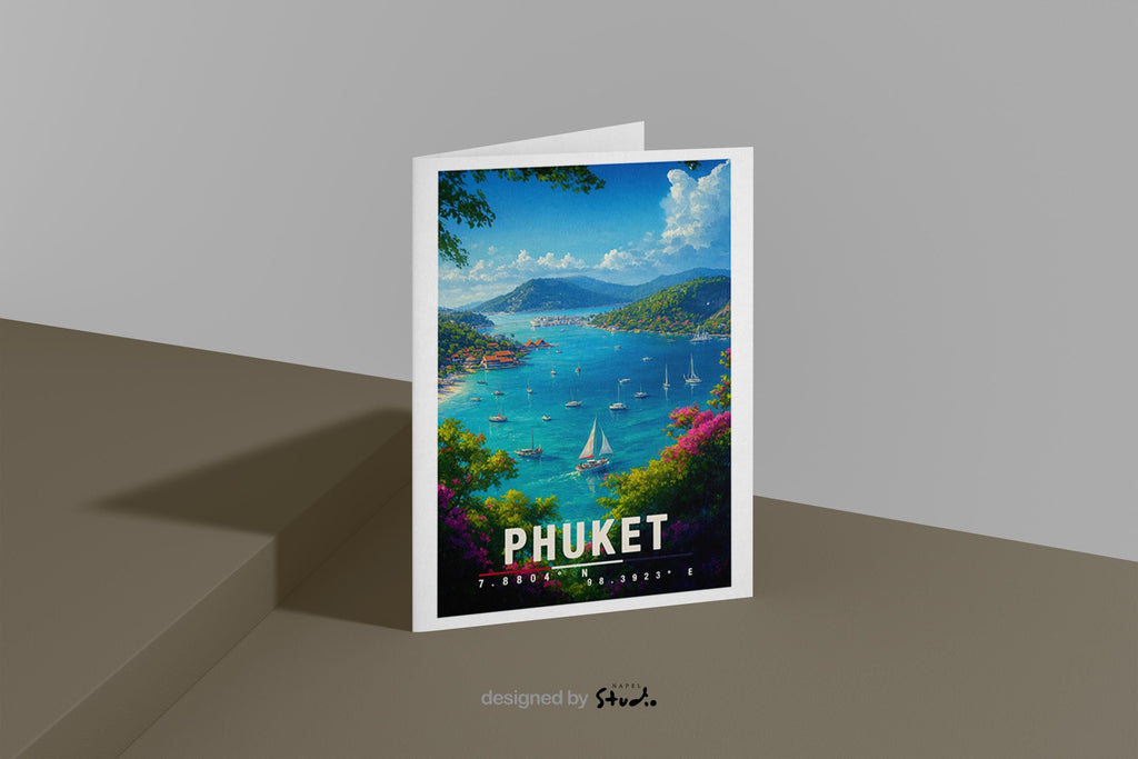 A6-Grußkarte mit Phuket-Illustration: Blick auf eine tropische Bucht mit türkisblauem Meer, zahlreichen Segelbooten und grünen Inselhügeln. Bunte Blumen und Bäume rahmen die Szene ein, im Hintergrund liegen Küste und Dörfer. Heller Himmel mit Wolken, moderner Travel-Poster-Stil, ideal als Reise- oder Souvenirkarte für Thailand- und Insel-Liebhaber.