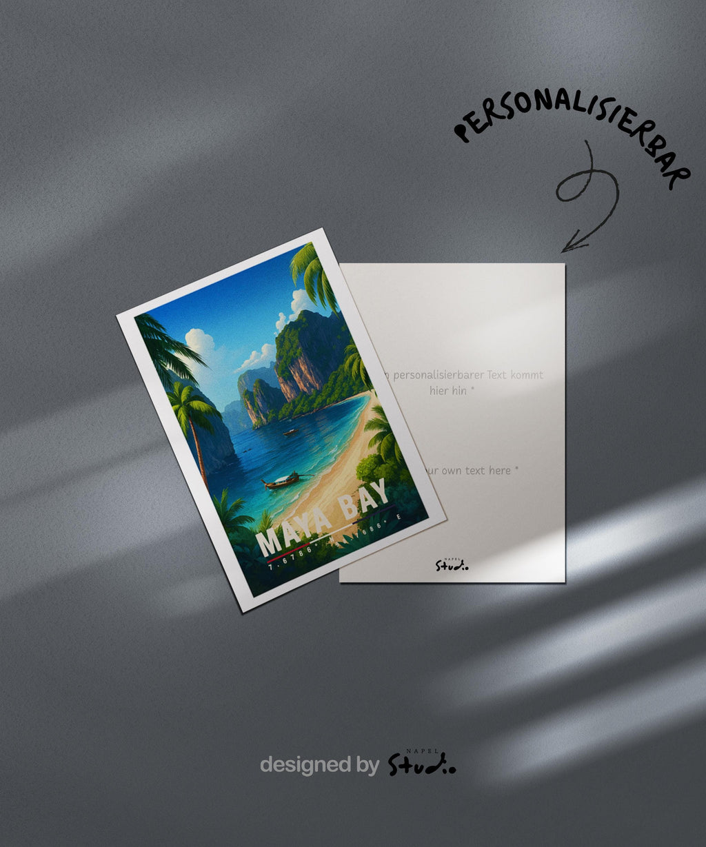 A6-Grußkarte mit Maya-Bay-Illustration: Tropischer Sandstrand mit türkisblauem Meer, traditionellen Booten und hohen Kalksteinfelsen. Palmen und üppige Vegetation rahmen die Bucht ein, im Hintergrund ragen grüne Felsen unter blauem Himmel mit Wolken auf. Leuchtende Farben und moderner Travel-Poster-Stil, ideal als Reise- oder Souvenirkarte für Thailand- und Insel-Liebhaber.