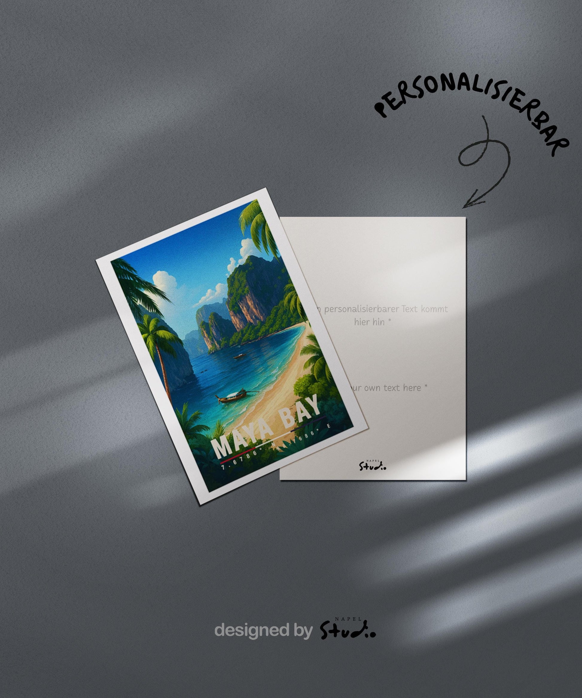 A6-Grußkarte mit Maya-Bay-Illustration: Tropischer Sandstrand mit türkisblauem Meer, traditionellen Booten und hohen Kalksteinfelsen. Palmen und üppige Vegetation rahmen die Bucht ein, im Hintergrund ragen grüne Felsen unter blauem Himmel mit Wolken auf. Leuchtende Farben und moderner Travel-Poster-Stil, ideal als Reise- oder Souvenirkarte für Thailand- und Insel-Liebhaber.