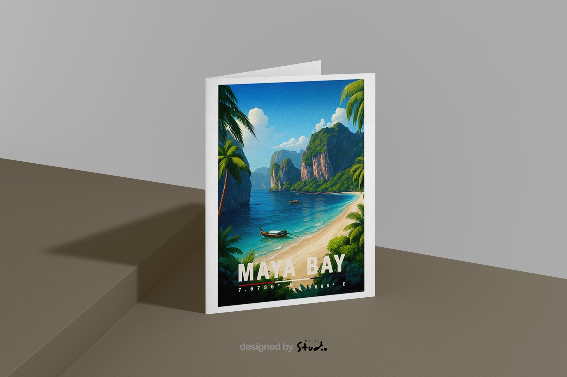 A6-Grußkarte mit Maya-Bay-Illustration: Tropischer Sandstrand mit türkisblauem Meer, traditionellen Booten und hohen Kalksteinfelsen. Palmen und üppige Vegetation rahmen die Bucht ein, im Hintergrund ragen grüne Felsen unter blauem Himmel mit Wolken auf. Leuchtende Farben und moderner Travel-Poster-Stil, ideal als Reise- oder Souvenirkarte für Thailand- und Insel-Liebhaber.