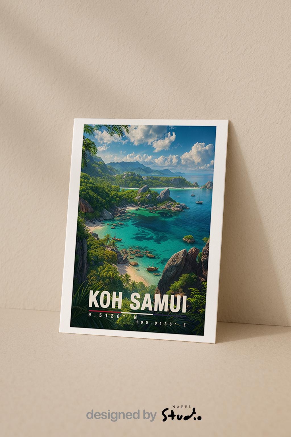 A6-Grußkarte mit Koh-Samui-Illustration: Blick auf eine tropische Inselküste mit türkisblauem Meer, felsigen Buchten und kleinen Booten. Dichte grüne Vegetation und Palmen rahmen die Szene ein, im Hintergrund liegen weitere Inseln unter blauem Himmel mit Wolken. Leuchtende Farben im modernen Travel-Poster-Stil, ideal als Reise- oder Souvenirkarte für Thailand- und Insel-Liebhaber.